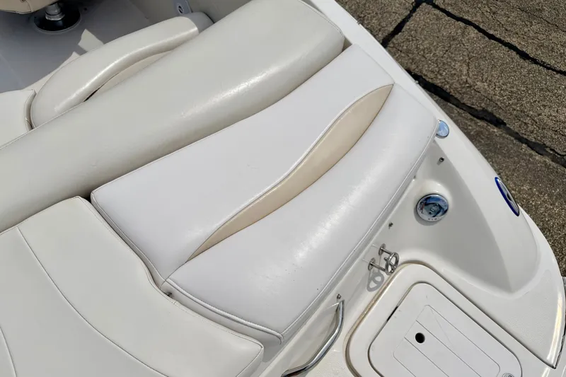 Slide: The Image of White leather seating on a 2005 Starcraft 2100 IO RE Limited boat. - 28