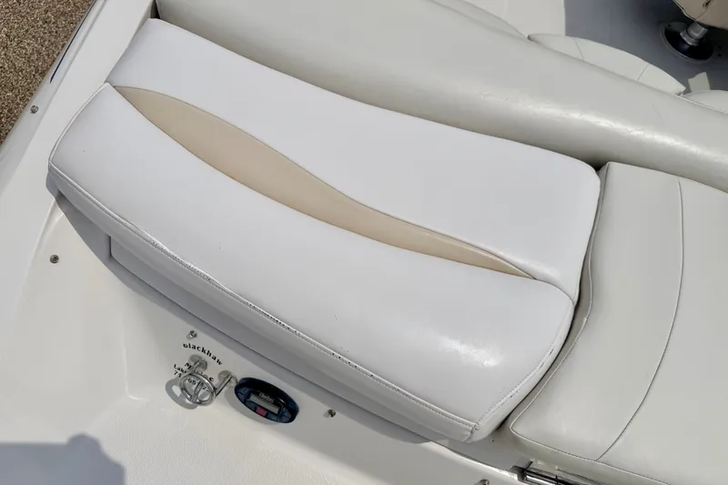 Slide: The Image of White and beige seating on a 2005 Starcraft 2100 IO RE Limited boat. - 27