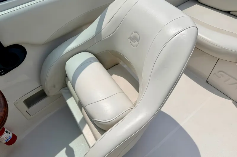 Slide: The Image of White leather seat in 2005 Starcraft 2100 IO RE Limited boat interior. - 51