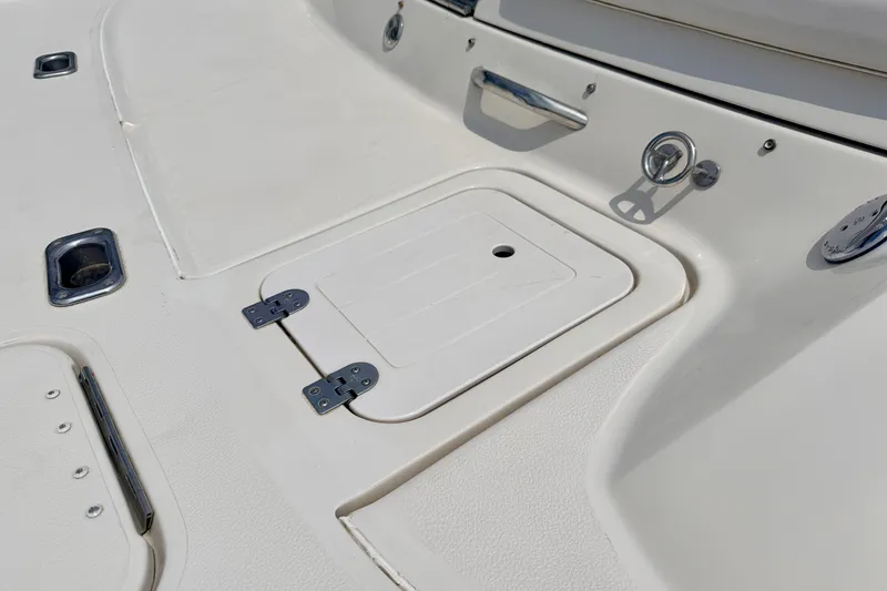 Slide: The Image of 2005 Starcraft 2100 IO RE Limited boat deck with storage hatch and hardware. - 23