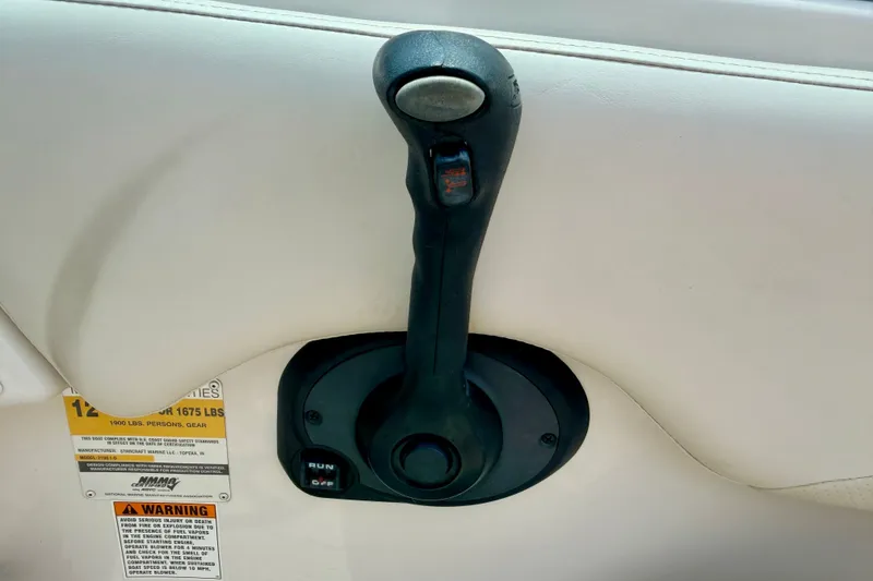 Slide: The Image of Boat throttle control on a 2005 Starcraft 2100 IO RE Limited. - 49