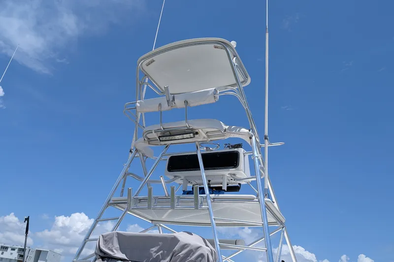 Slide: The Image of Tower of a 2005 Rampage 38 Express boat against a clear blue sky. - 7