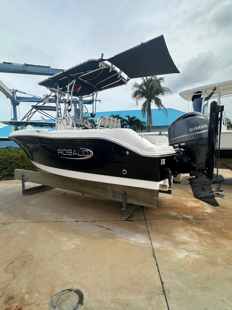 Slide: The Image of Robalo R180 Center Console 2021 - 3