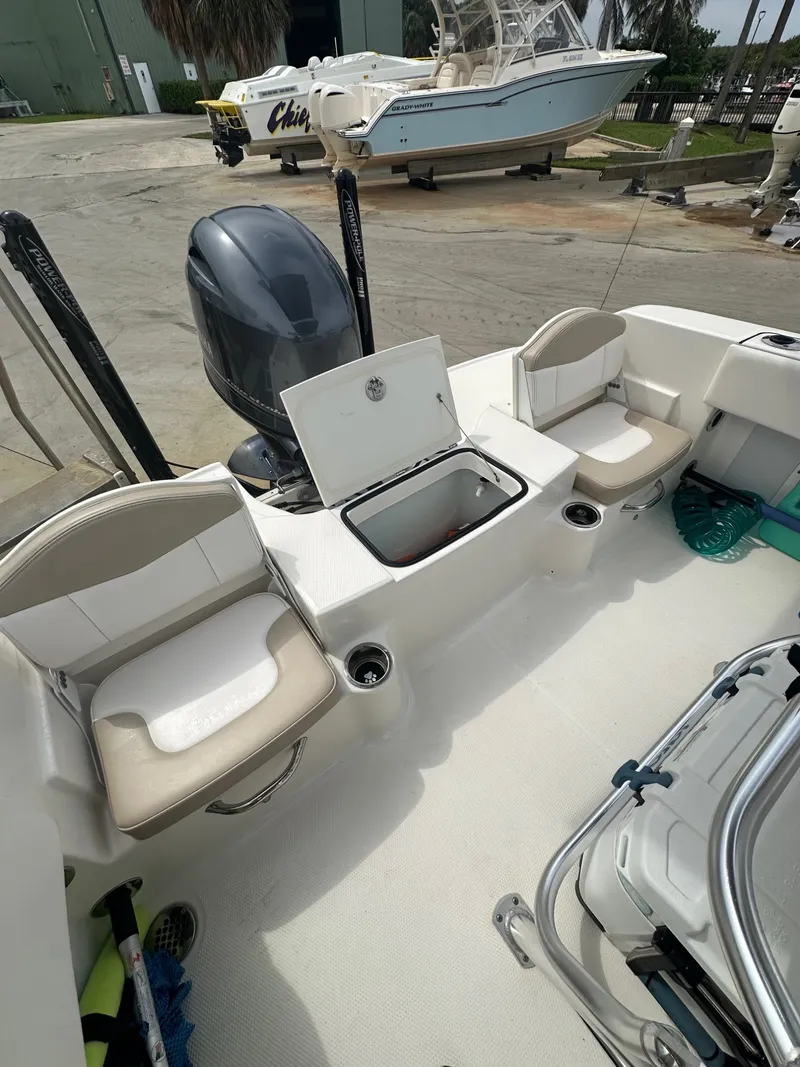 Slide: The Image of Robalo R180 Center Console 2021 - 7