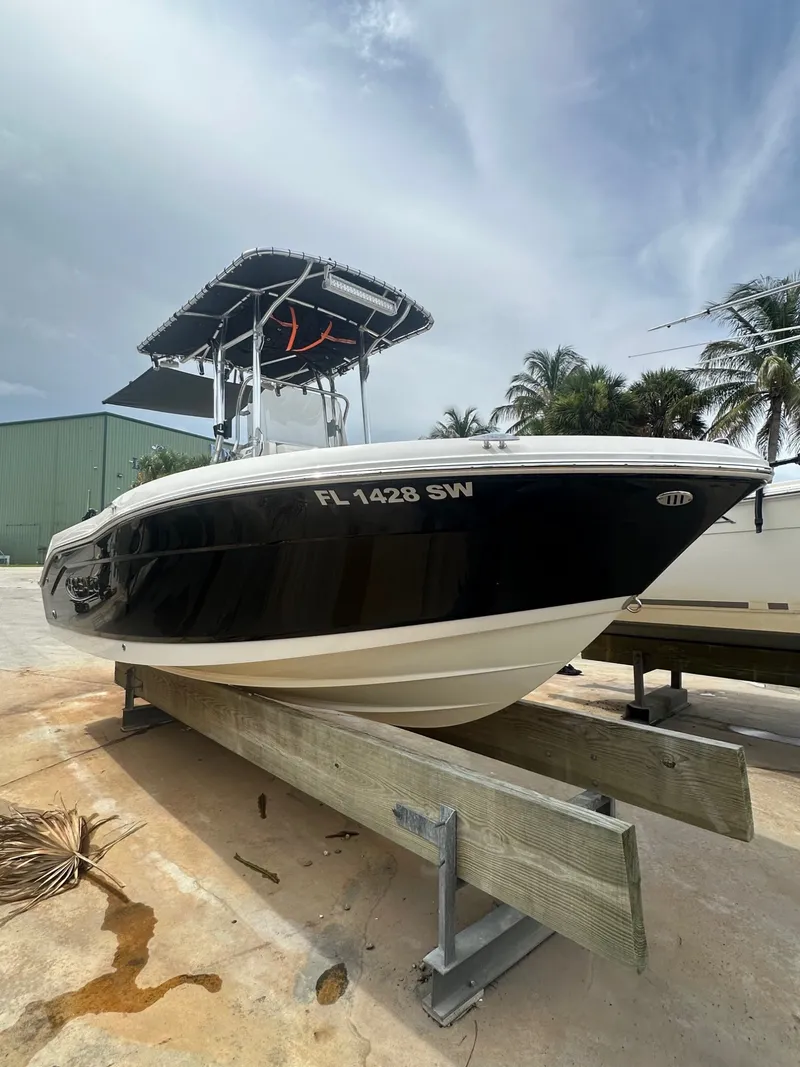 The Image of Robalo R180 Center Console 2021 - 1