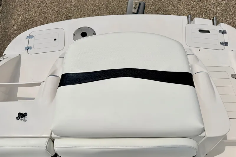 Slide: The Image of White seating area on a 2008 Starcraft 2000 IO Limited boat. - 28