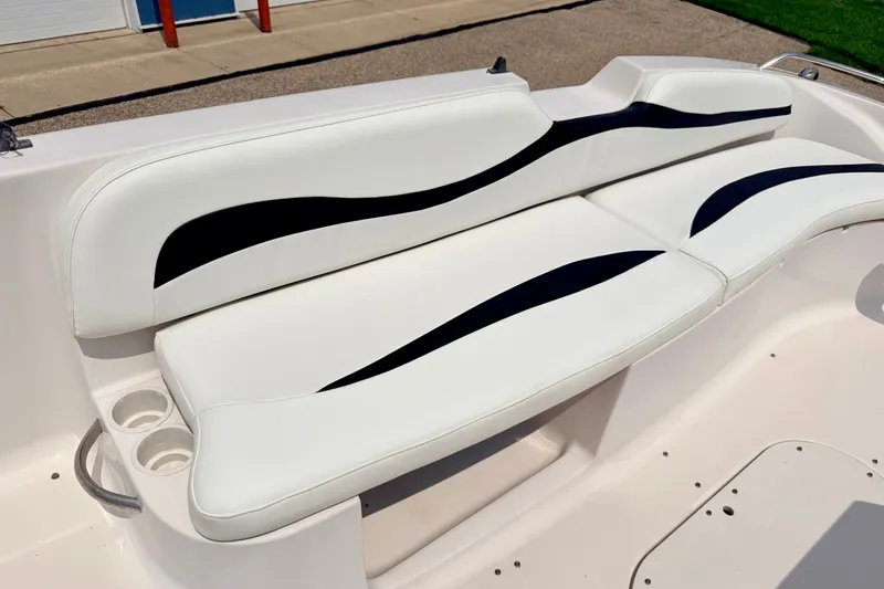 Slide: The Image of White and black seating on 2008 Starcraft 2000 IO Limited boat. - 46