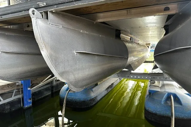 Slide: The Image of 2019 Harris Sunliner 240 pontoon boat hulls in a docked position. - 20