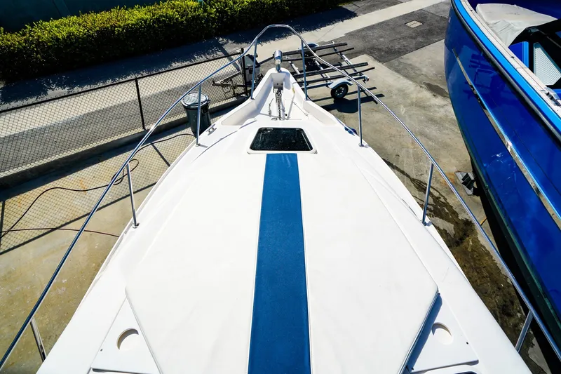 Slide: The Image of 2004 Regal Commodore 2860 boat on trailer, viewed from above. - 25