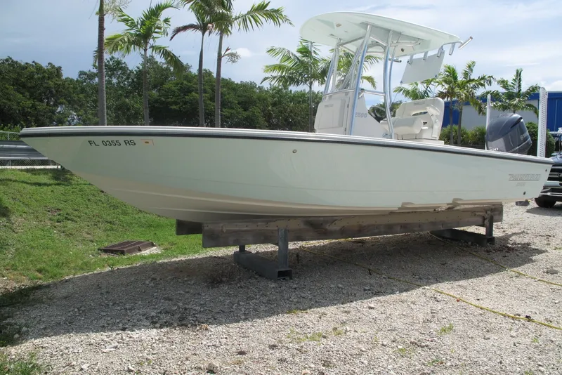 The Image of 2018 Pathfinder 2500 Hybrid boat on display, surrounded by palm trees. - 0
