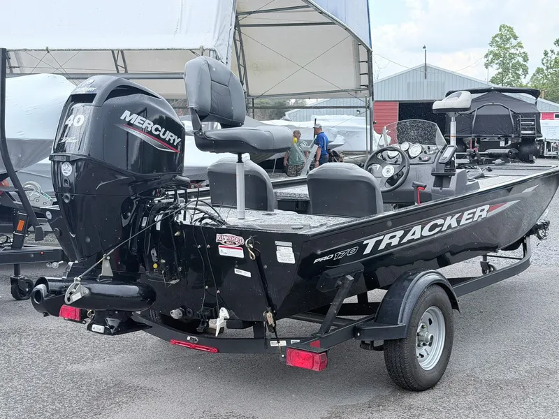 Slide: The Image of Tracker Pro 170 2025 - 16