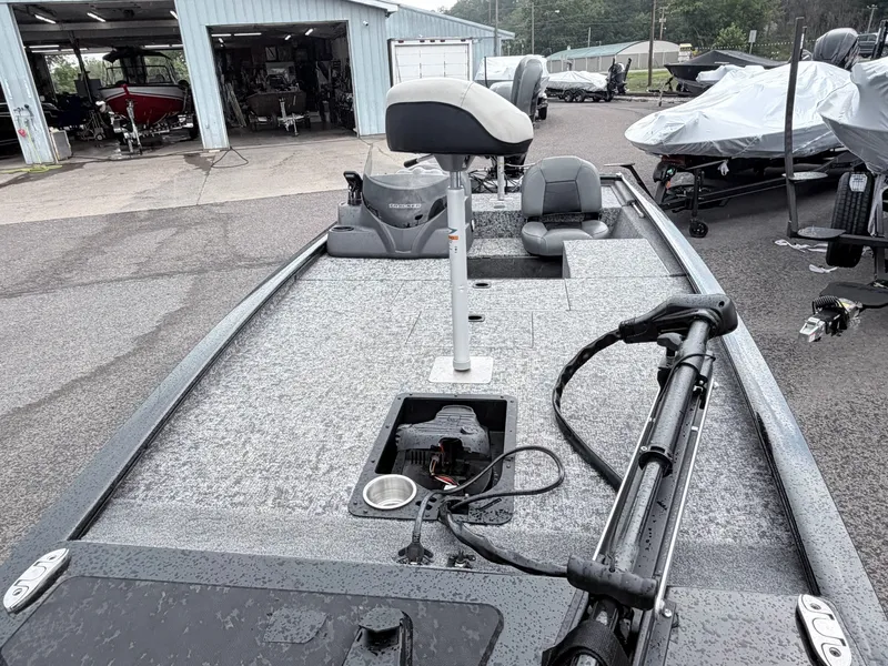 Slide: The Image of Tracker Pro 170 2025 - 24