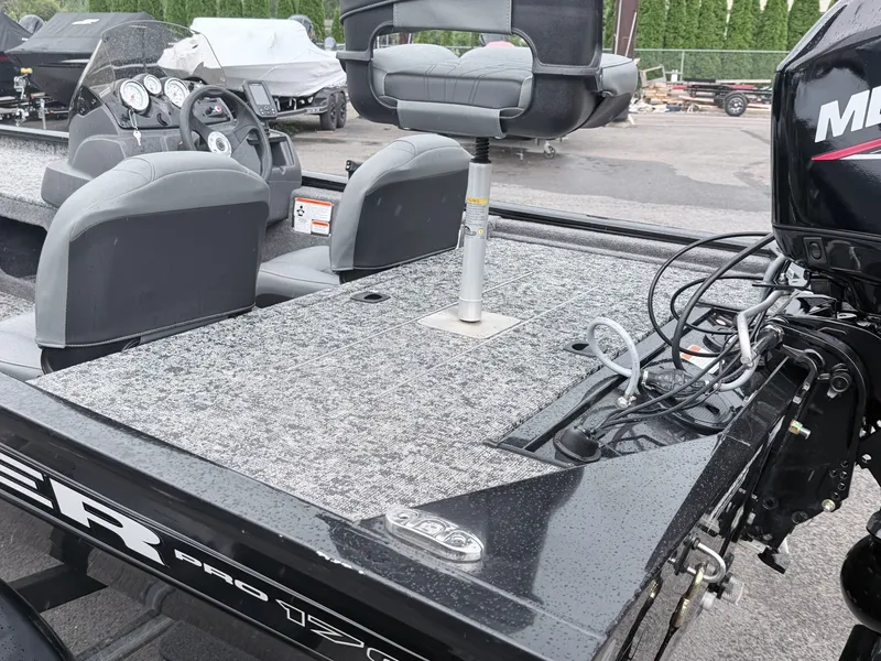 Slide: The Image of Tracker Pro 170 2025 - 22