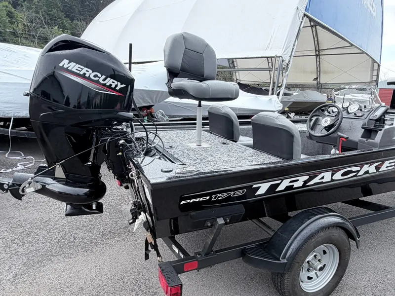 Slide: The Image of Tracker Pro 170 2025 - 28