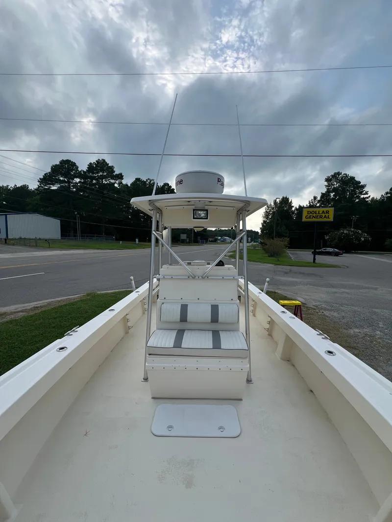 The Image of A 2004 Parker 25 Special Edition boat with an elevated helm and seating area. - 0