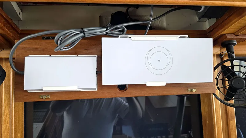 Slide: The Image of StarLink Power and Router - 46