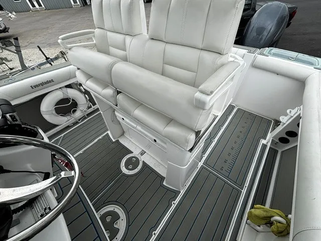 Slide: The Image of Everglades 255 Center Console 2016 - 16