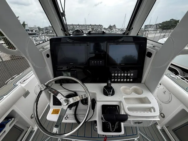 Slide: The Image of Everglades 255 Center Console 2016 - 14