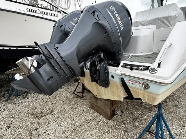 Slide: The Image of Everglades 255 Center Console 2016 - 23