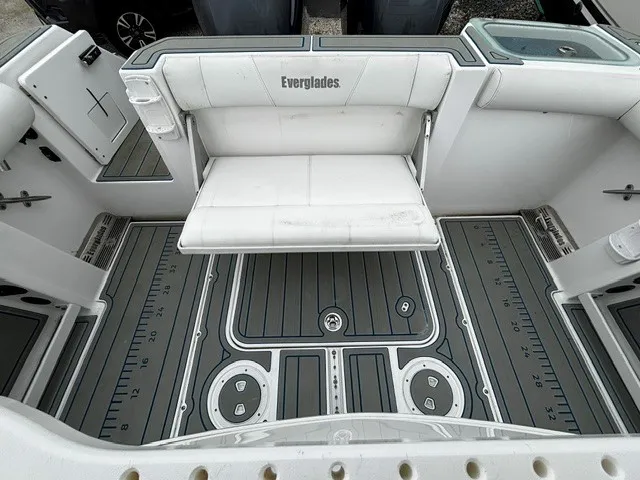 Slide: The Image of Everglades 255 Center Console 2016 - 19