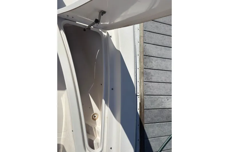 Slide: The Image of Ein offenes Staufach an Bord eines 2019er Tidewater 2200 Carolina Bay Bootes. - 48