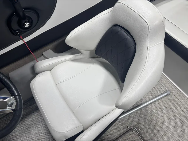 Slide: The Image of Crownline Boats 210 SS 2021 - 26
