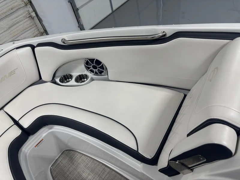 Slide: The Image of Crownline Boats 210 SS 2021 - 34