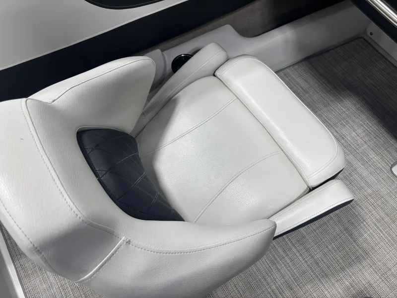 Slide: The Image of Crownline Boats 210 SS 2021 - 25