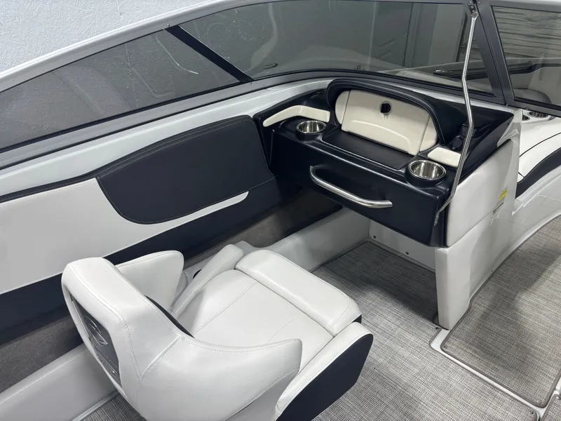 Slide: The Image of Crownline Boats 210 SS 2021 - 24