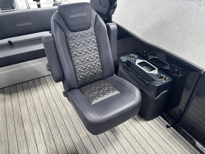 Slide: The Image of Harris Grand Mariner 250 2025 - 21