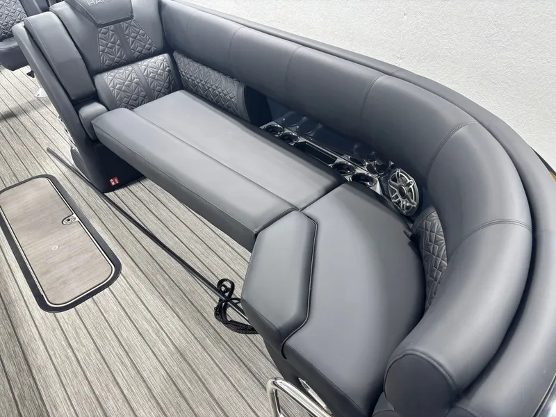 Slide: The Image of Harris Grand Mariner 250 2025 - 16
