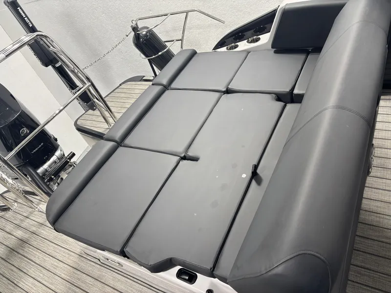 Slide: The Image of Harris Grand Mariner 250 2025 - 29