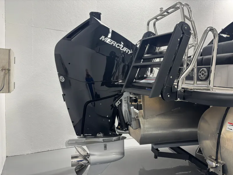 Slide: The Image of Harris Grand Mariner 250 2025 - 7