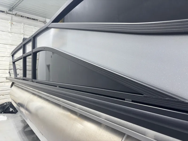 Slide: The Image of Harris Grand Mariner 250 2025 - 10