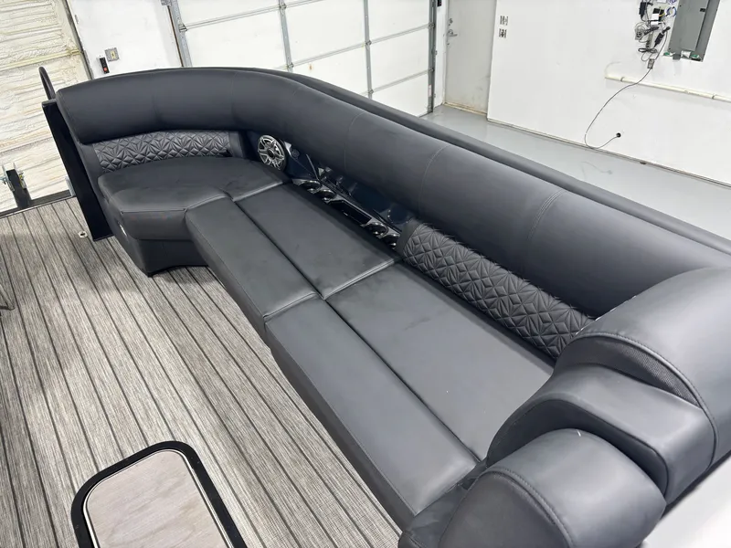 Slide: The Image of Harris Grand Mariner 250 2025 - 18