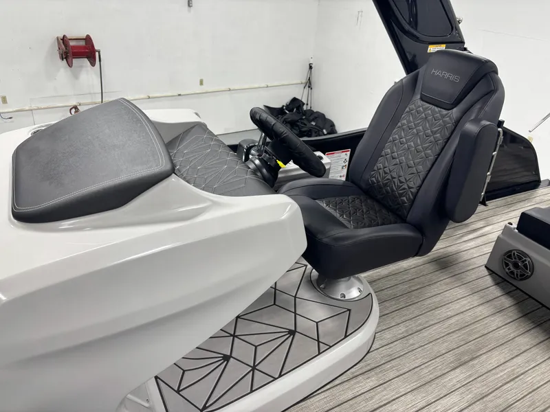 Slide: The Image of Harris Grand Mariner 250 2025 - 22