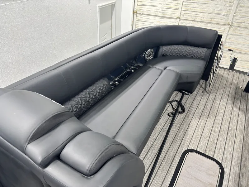 Slide: The Image of Harris Grand Mariner 250 2025 - 17