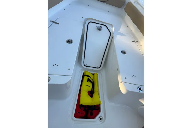Slide: The Image of 2018 Sea Hunt Gamefish 27 boat deck with storage compartment and life jackets. - 39