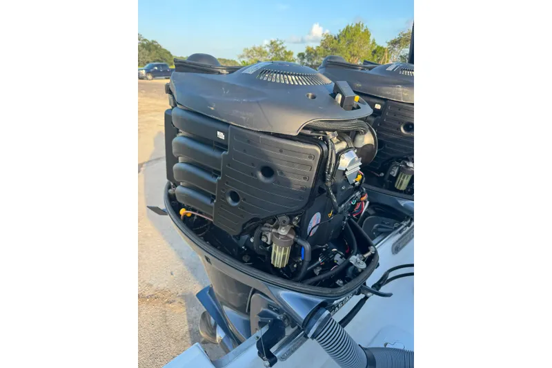 Slide: The Image of Outboard engine of a 2020 Sea Hunt Ultra 275SE boat, detailed view. - 43