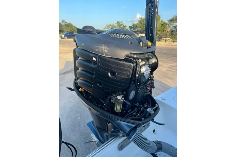 Slide: The Image of Outboard motor of a 2020 Sea Hunt Ultra 275SE boat, detailed view. - 44