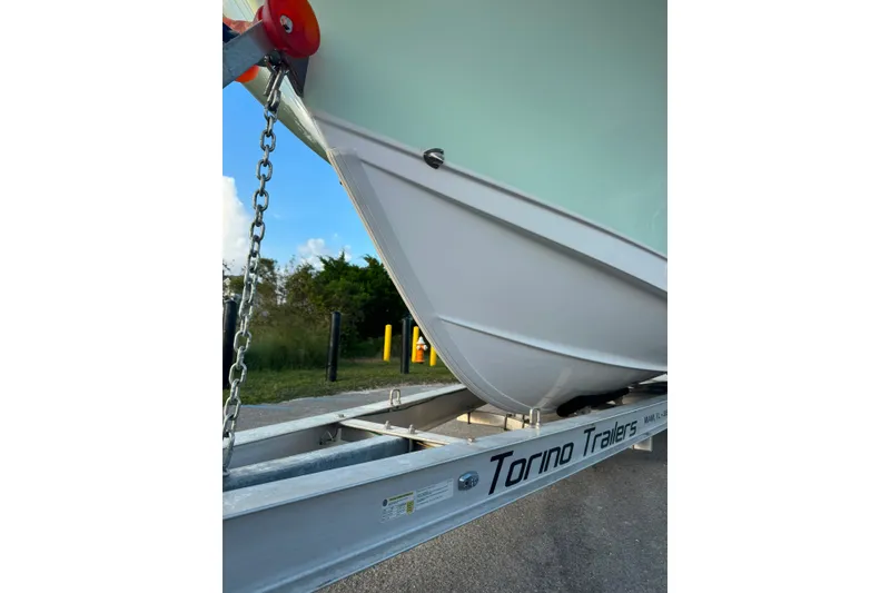 Slide: The Image of 2020 Sea Hunt Ultra 275SE boat on Torino trailer, side view. - 17