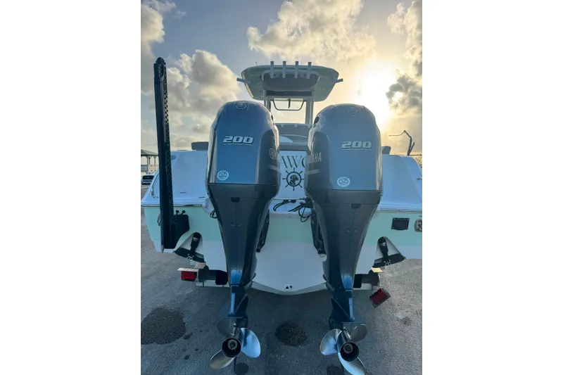 Slide: The Image of 2020 Sea Hunt Ultra 275SE boat with twin Yamaha 200 engines at sunrise. - 27