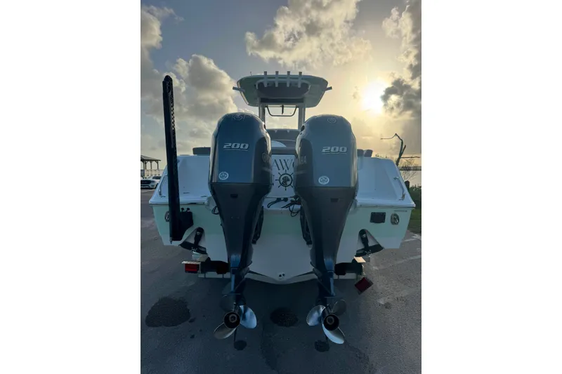 Slide: The Image of 2020 Sea Hunt Ultra 275SE boat with twin Yamaha 200 engines at sunset. - 14