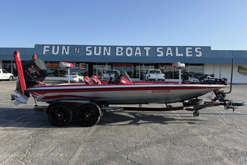The Image of 2022 Phoenix 921 Elite boat at Fun-N-Sun Boat Sales dealership. - 1