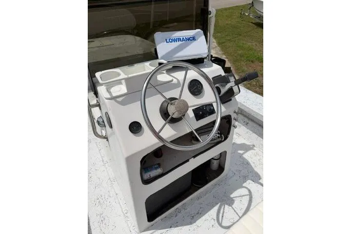 Slide: The Image of Console of 2003 Southern Skimmer 2170 SKIFF with steering wheel and Lowrance device. - 17