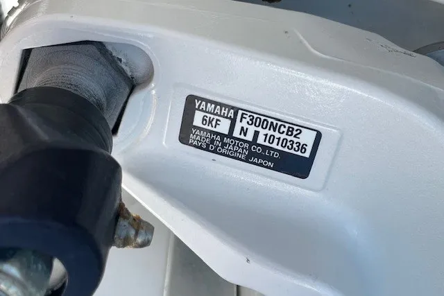 Slide: The Image of Yamaha motor label on 2023 Wellcraft 242 Fisherman boat engine. - 17