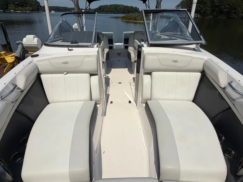 Slide: The Image of Regal 2700 ES Bowrider 2016 - 25