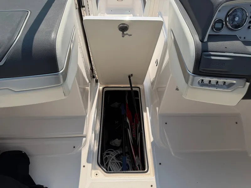 Slide: The Image of Regal 2700 ES Bowrider 2016 - 27