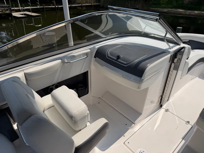 Slide: The Image of Regal 2700 ES Bowrider 2016 - 16