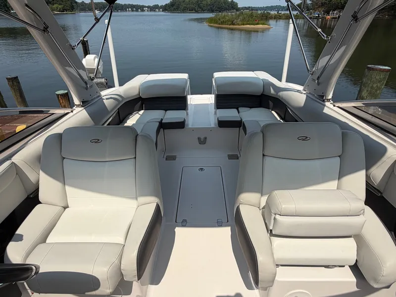 Slide: The Image of Regal 2700 ES Bowrider 2016 - 21